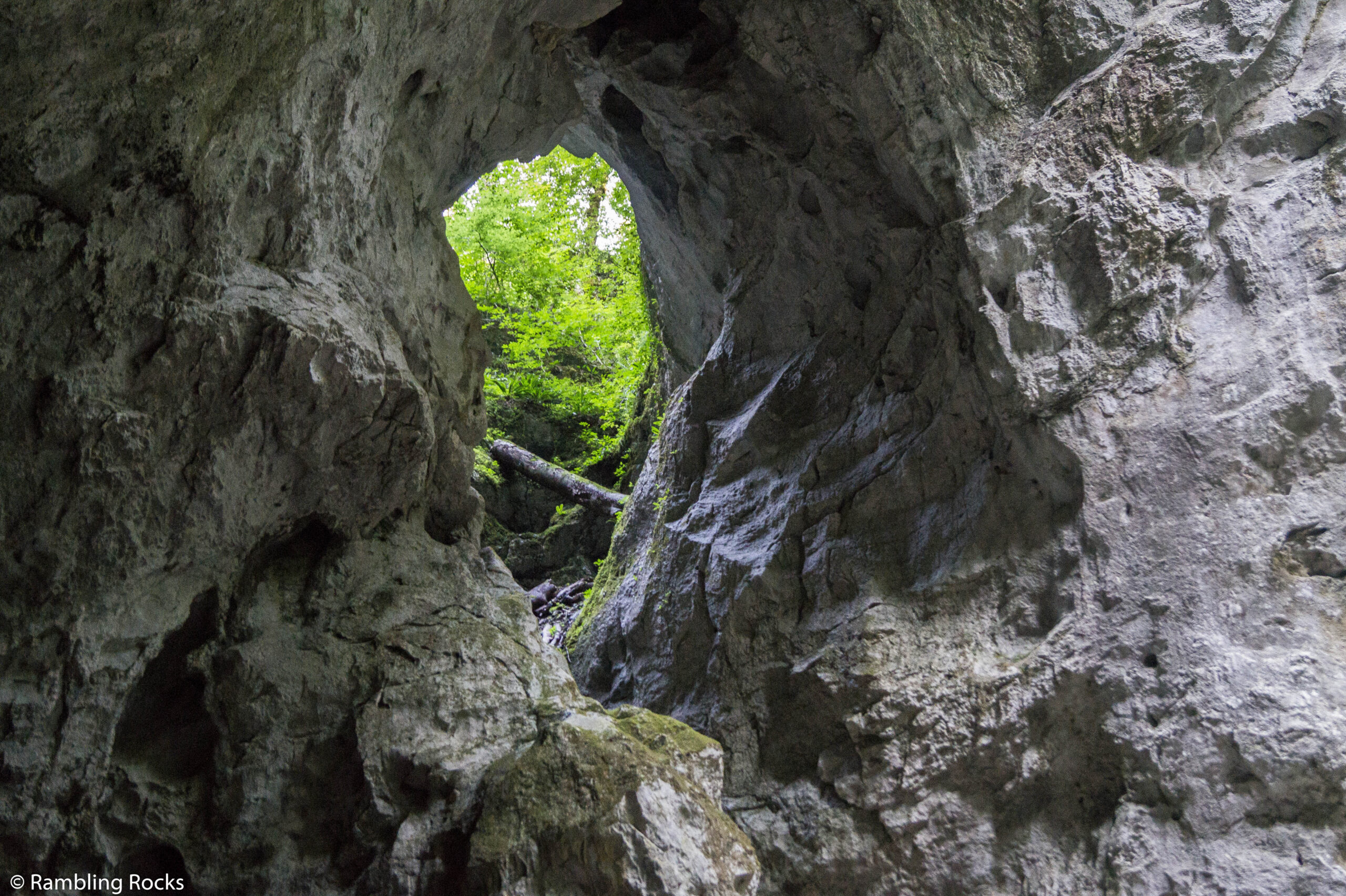 Wanderung zu den Karsthöhlen bei Rakek Rambling Rocks